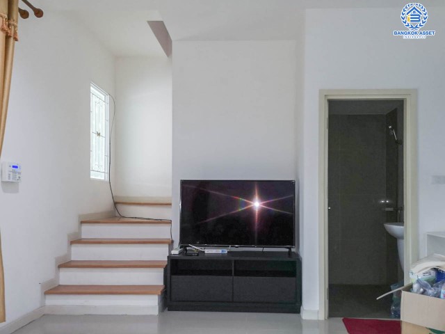 *****ทาวน์เฮ้าส์มือสองย่านปทุมธานี ม.ชวนชื่นทาวน์ รังสิต-คลอง1 เนื้อที่กว้างถึงเกือบ 23 ตร.ว. ฟังก์ชันจัดเต็ม 4 ห้องนอน 3 ห้องน้ำ 2 ที่จอดรถ บนทำเลเข้า-ออกเมืองสะดวก ใกล้รถไฟฟ้าสายสีแดง "สถานีรังสิต" และทางด่วน "อุตราภิมุข"